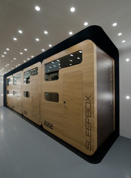 Khách sạn Sleepbox (Hộp ngủ) do tập đoàn Studio Arch của Nga thiết kế là những căn phòng nhỏ, di động, được đặt ở bất cứ nơi nào có khoảng trống và có thể kết nối với nguồn điện.